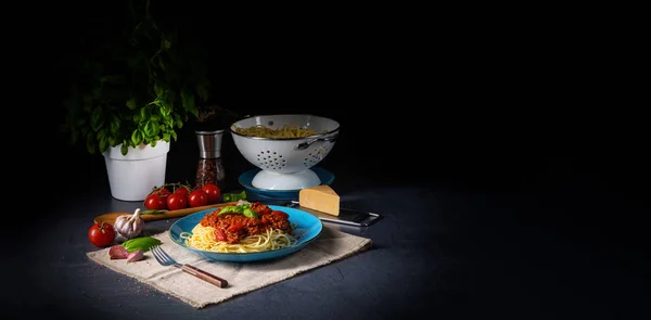 O verdadeiro molho bolonhês com macarrão de espaguete — Fotografia de Stock