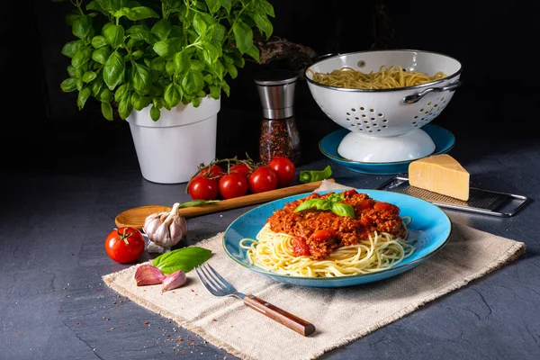 La verdadera salsa boloñesa con fideos de espagueti —  Fotos de Stock