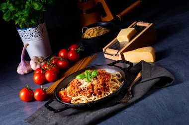 Domates soslu ve kıymalı kepekli spagetti.