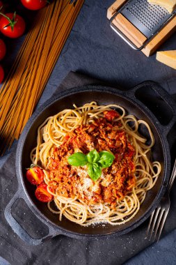 Domates soslu ve kıymalı kepekli spagetti.