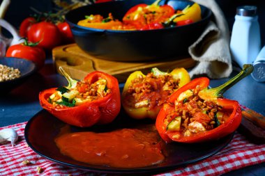 Büyülü biberler, koyun peyniri dolgulu 