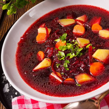 Yumurtalı pancar çorbası.