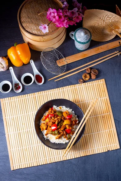 Warm geroosterde kip met rijst en groenten — Stockfoto