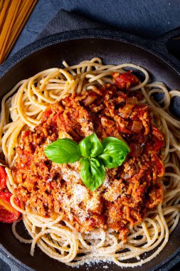 Domates soslu ve kıymalı kepekli spagetti.