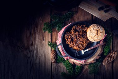 Sosisli ve kuru erikli Polonya bigoları.