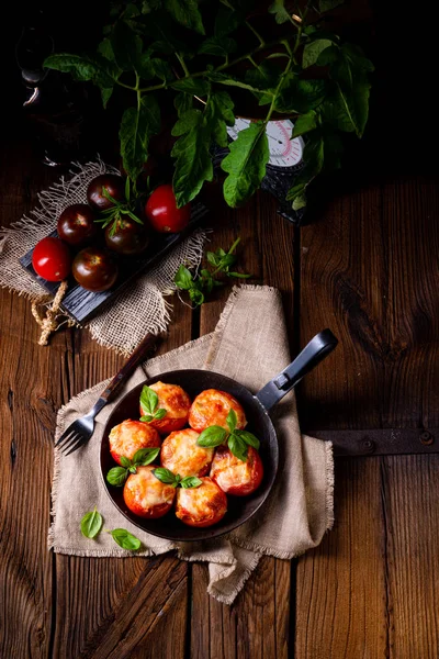 Gevulde tomaten met gehakt en kaas — Stockfoto