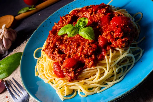 La verdadera salsa boloñesa con fideos de espagueti —  Fotos de Stock