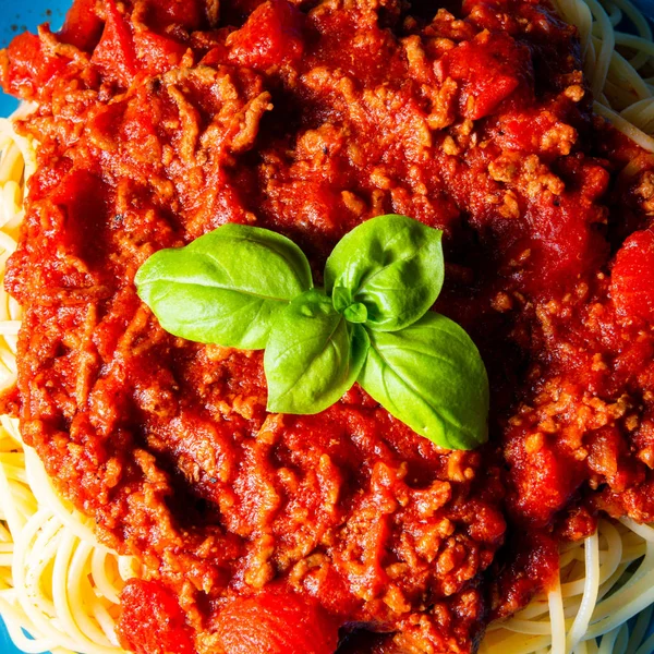 Die echte Bolognese-Sauce mit Spaghetti-Nudeln — Stockfoto