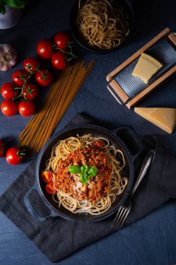 Domates soslu ve kıymalı kepekli spagetti.