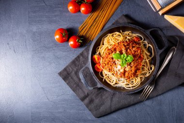 Domates soslu ve kıymalı kepekli spagetti.
