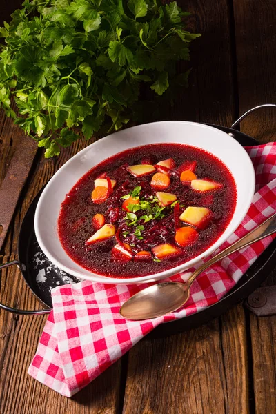 Borscht de beterraba deliciosa com ovo — Fotografia de Stock