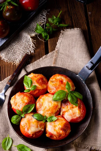 Tomates rellenos con carne picada y queso —  Fotos de Stock