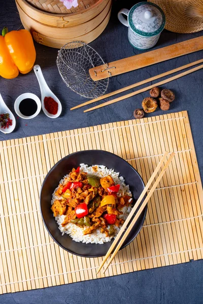 Pollo asado caliente con arroz y verduras — Foto de Stock