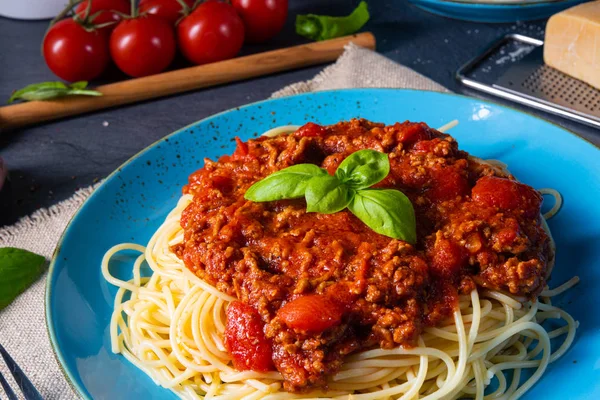 La verdadera salsa boloñesa con fideos de espagueti —  Fotos de Stock