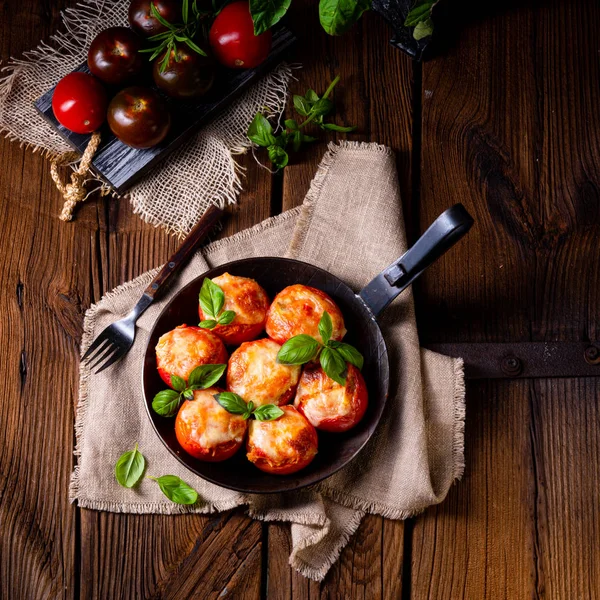 Tomates rellenos con carne picada y queso —  Fotos de Stock