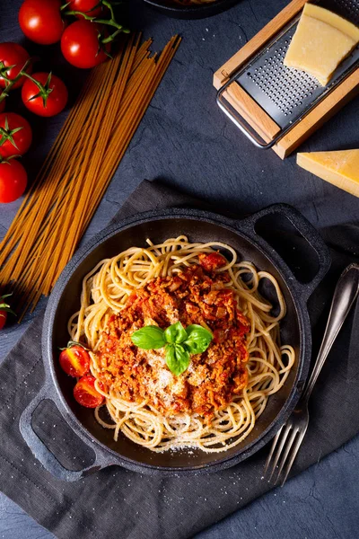 Espaguetis integrales con salsa de tomate y carne picada —  Fotos de Stock