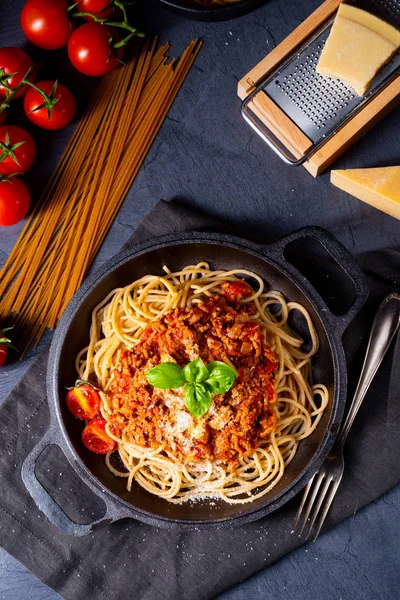 Domates soslu ve kıymalı kepekli spagetti.
