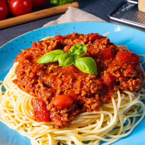 La verdadera salsa boloñesa con fideos de espagueti —  Fotos de Stock