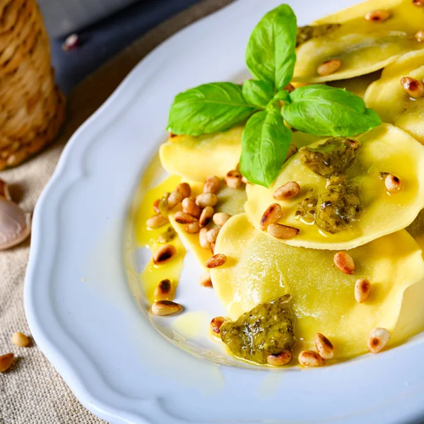 Vegetariano italiano! Tortelli s pečenými borovými ořechy a pestem — Stock fotografie