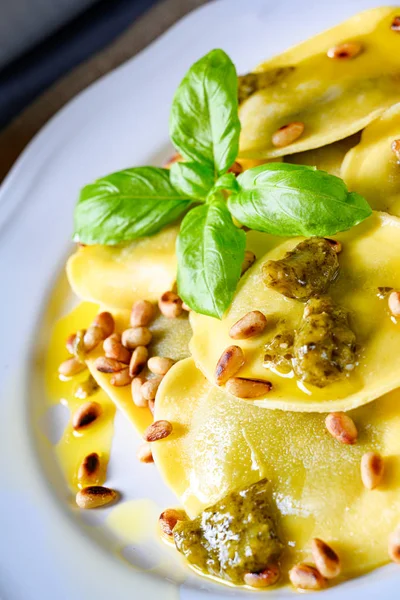 Vegetariano italiano! Tortelli con pinoli arrosto e pesto — Foto Stock