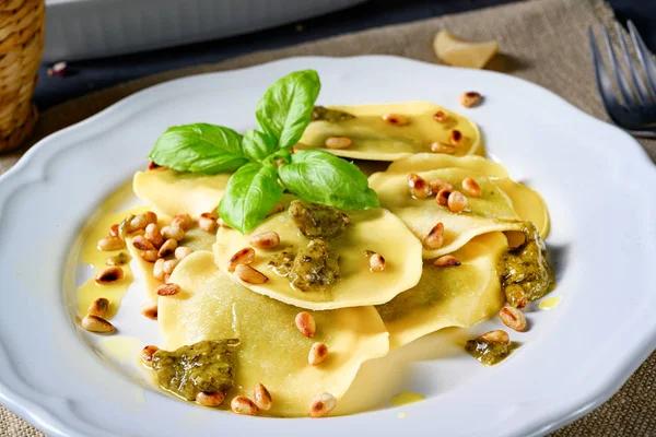 Vegetariano italiano! Tortelli con piñones asados y pesto —  Fotos de Stock