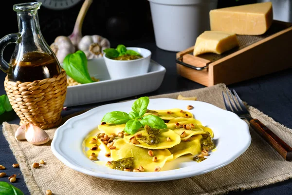 Vegetariano italiano! Tortelli s pečenými borovými ořechy a pestem — Stock fotografie
