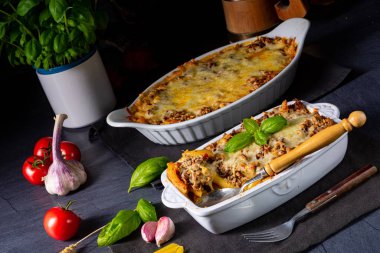 Erişte, peynirli kıymalı et güveci.