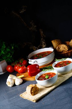 Fasulyeli baharatlı Meksika usulü biftek.