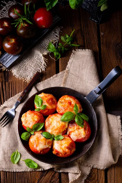 Plněná rajčata s mletým masem a sýrem — Stock fotografie