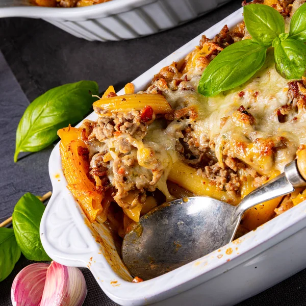 Fideos, cazuela de carne picada con queso —  Fotos de Stock