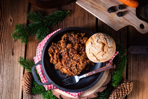 Poolse bigos met worst en gedroogde pruimen — Stockfoto