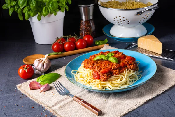 La verdadera salsa boloñesa con fideos de espagueti —  Fotos de Stock