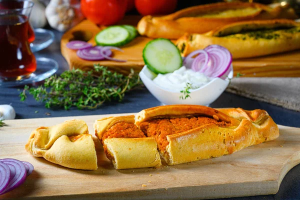 Pide met gehakt, spinazie feta en schapenkaas — Stockfoto