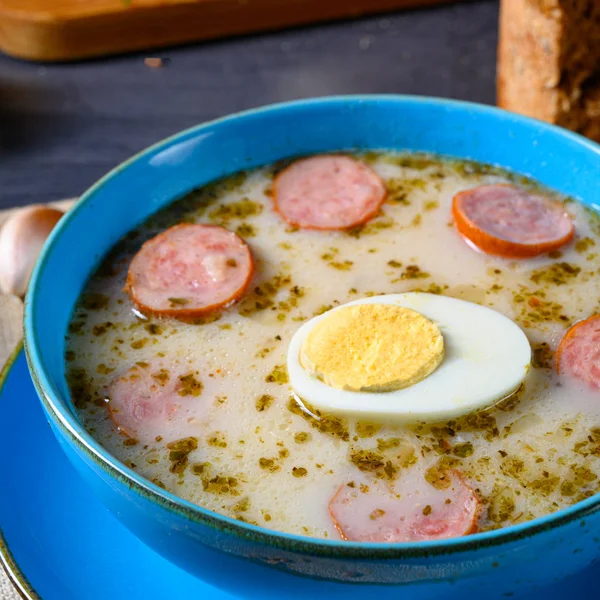 Wielkanoc po polsku: zupa z kwaśnej mąki na śniadanie wielkanocne) — Zdjęcie stockowe