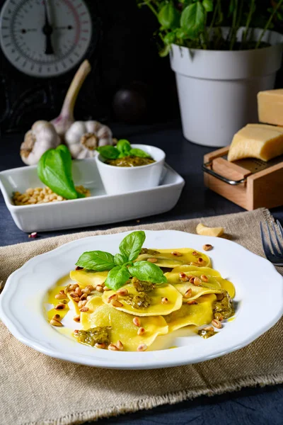 Vegetariano italiano! Tortelli met geroosterde pijnboompitten en pesto — Stockfoto
