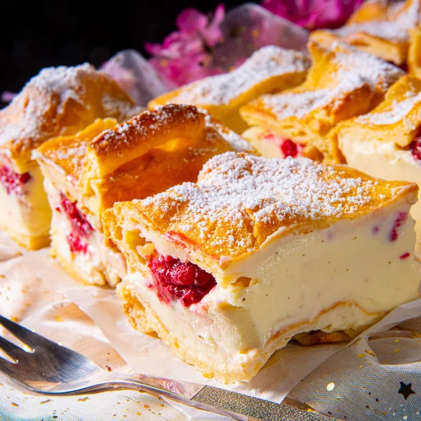 Karpatka - un delicioso pastel de pudín polaco —  Fotos de Stock