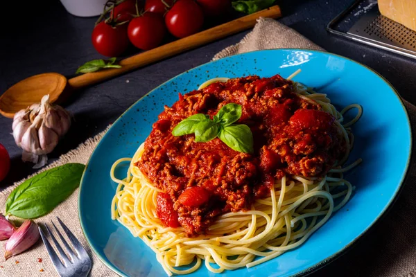 La verdadera salsa boloñesa con fideos de espagueti —  Fotos de Stock