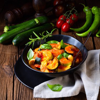 kabaklı vejetaryen ratatouille domates soslu ve otlu.