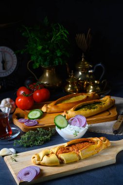 Kıymalı domuz eti, ıspanaklı peynir ve koyun peyniri.