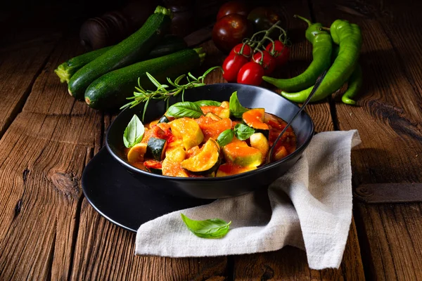 Ratatouille vegetariana di zucchine con salsa di pomodoro ed erbe aromatiche — Foto Stock