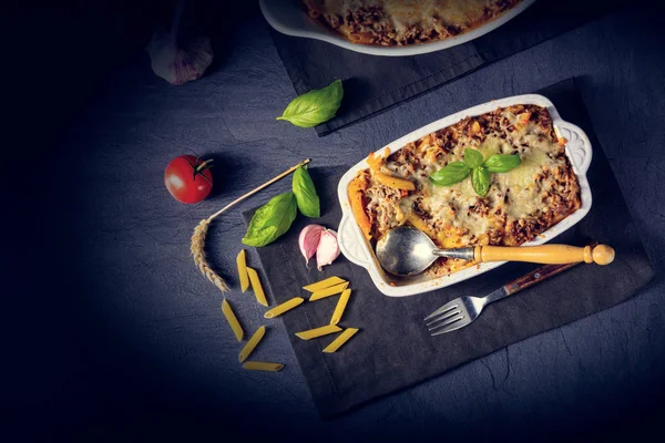 Fideos, cazuela de carne picada con queso —  Fotos de Stock