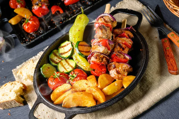 Shish kebab con varie verdure e patate di campagna speziate — Foto Stock