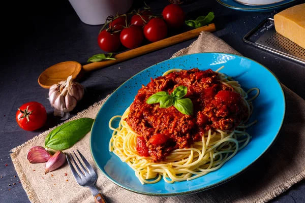 O verdadeiro molho bolonhês com macarrão de espaguete — Fotografia de Stock