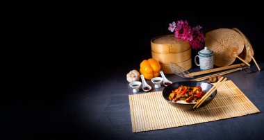 Pilav ve sebzeli kızarmış tavuk.