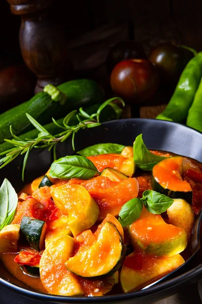 Calabacín ratatouille vegetariano con salsa de tomate y hierbas — Foto de Stock