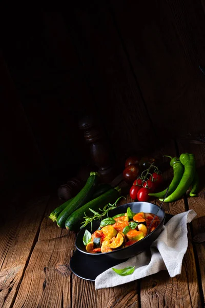 Zucchini-Ratatouille mit Tomatensauce und Kräutern — Stockfoto