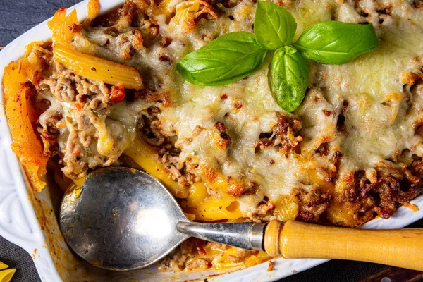 Fideos, cazuela de carne picada con queso —  Fotos de Stock