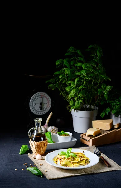 Vegetariano italiano! Tortelli com pinhões torrados e pesto — Fotografia de Stock