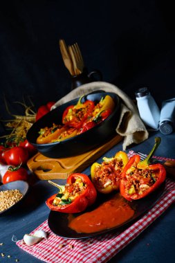 Büyülü biberler, koyun peyniri dolgulu 