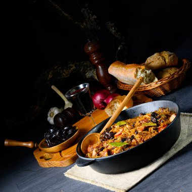 Gerçek bir Polonyalı 'Bigos', kurutulmuş erikli eski bir tariften sonra ve...